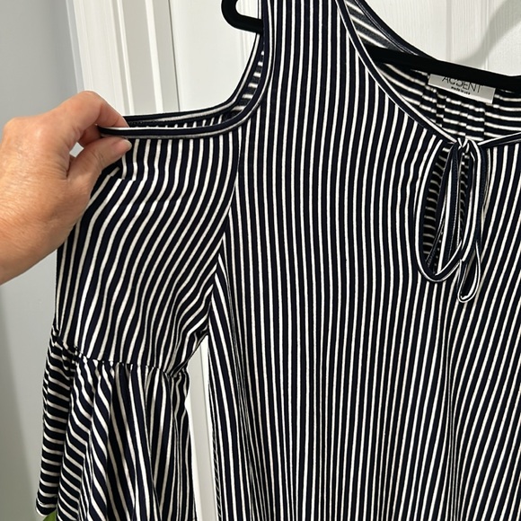 Cold shoulder, top by accident made in USA size large - Picture 3 of 4